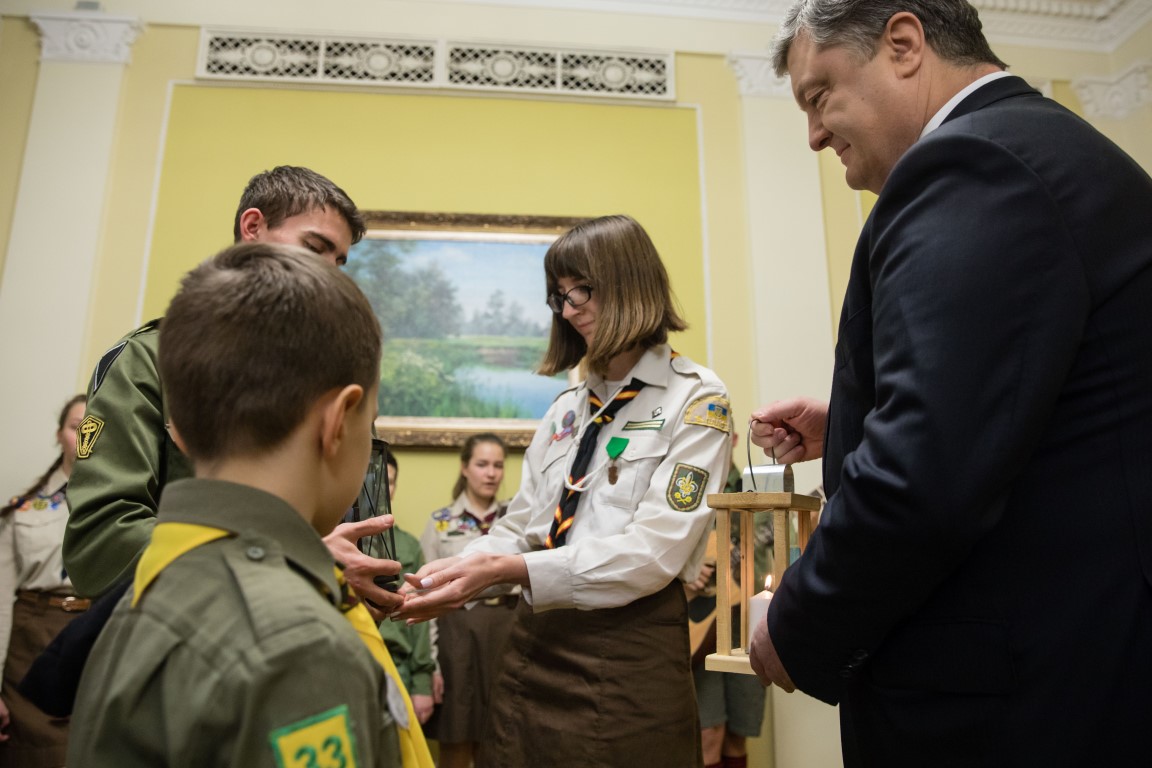 Пластуни другий рік поспіль передали Президенту України Петру Порошенку Вифлеємський Вогонь Миру