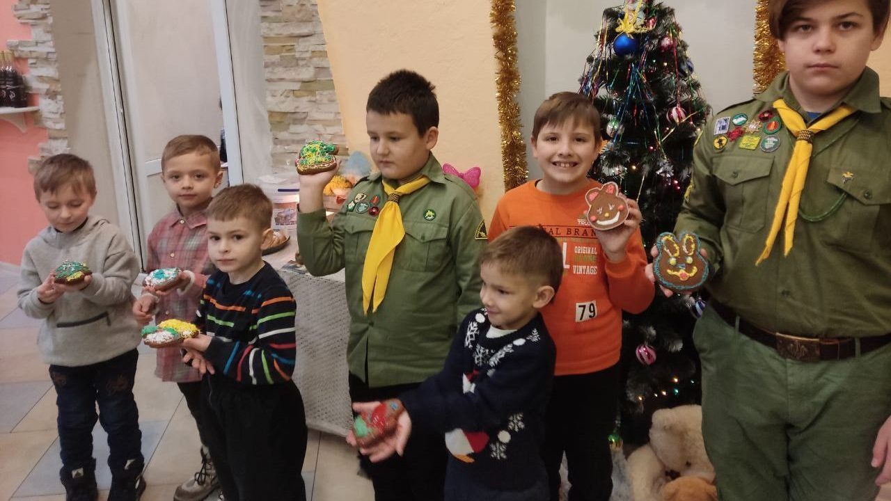 Пластуни та діти-переселенці розписували різдвяні пряники на Хмельниччині