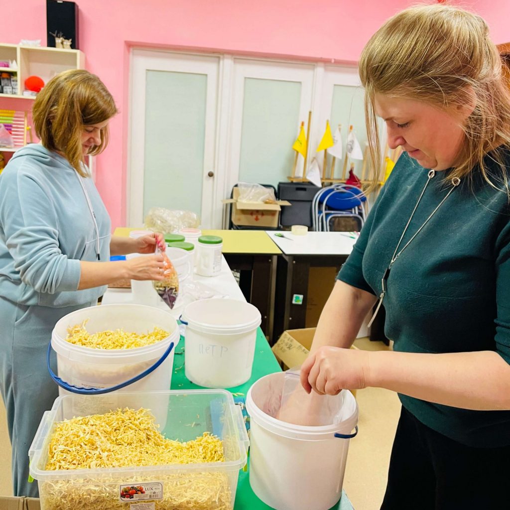 Волонтери Пласт-Калуш готують сухпайки